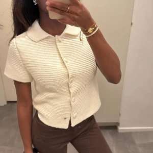 Vit stickad kofta från Zara - Såå söt vit stickad kofta från Zara med korta ärmar.❣️🙌🏻första bilderna är lånade❤️