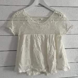 Vit vintage blus  - Säljer en söt vit blus med korta ärmar och detaljerad spets upptill. Supersöt till hösten🤎🤎🤎