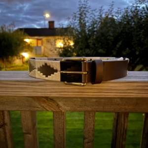 Ljus blå/grå läder bälte - Helt nya skärp för endast 349 kr, de är 1 one size. Handgjorda med mjukt högkvalitets läder med brodering i mörk blå och ljud blå färg. Gör så att din outfit sticker ut mer med Nordfors bälten!