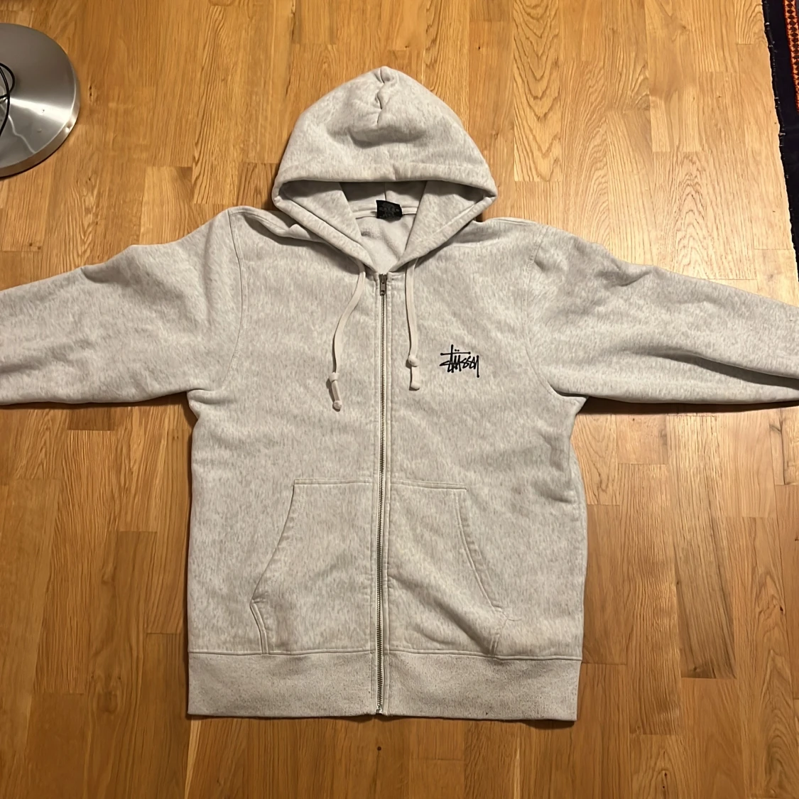 Grå Stüssy zip hoodie med logga