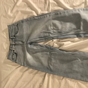 Levi's Stay Loose ljusblå jeans - Ljusblå jeans från Levi's i modellen Stay Loose. De har en loose passform med raka ben och klassiska femficksdetaljer. Jeansen är tillverkade i jeansmaterial och har en snygg vintagekänsla med Levi's patch bak i midjan.