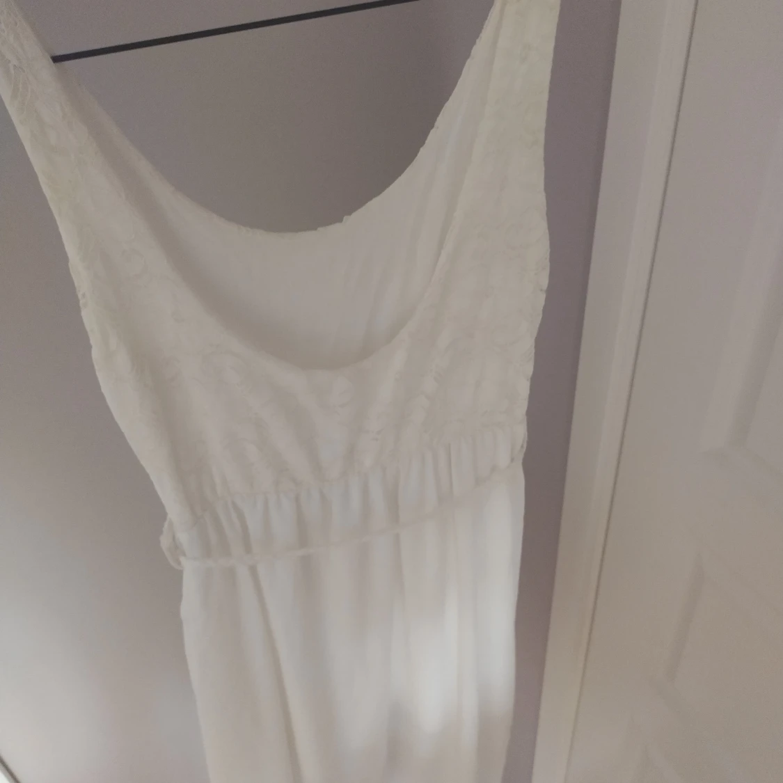 Vit långklänning med spetsdetaljer - 1