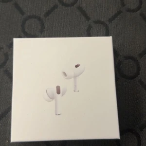 AirPods Pro - Säljer ett par Apple AirPods Pro i mycket fint skick. Komplett med originalförpackning och laddningsetui. Trådlös laddning, aktiv brusreducering och bekväm passform. Inga synliga repor eller skador, fungerar utmärkt.