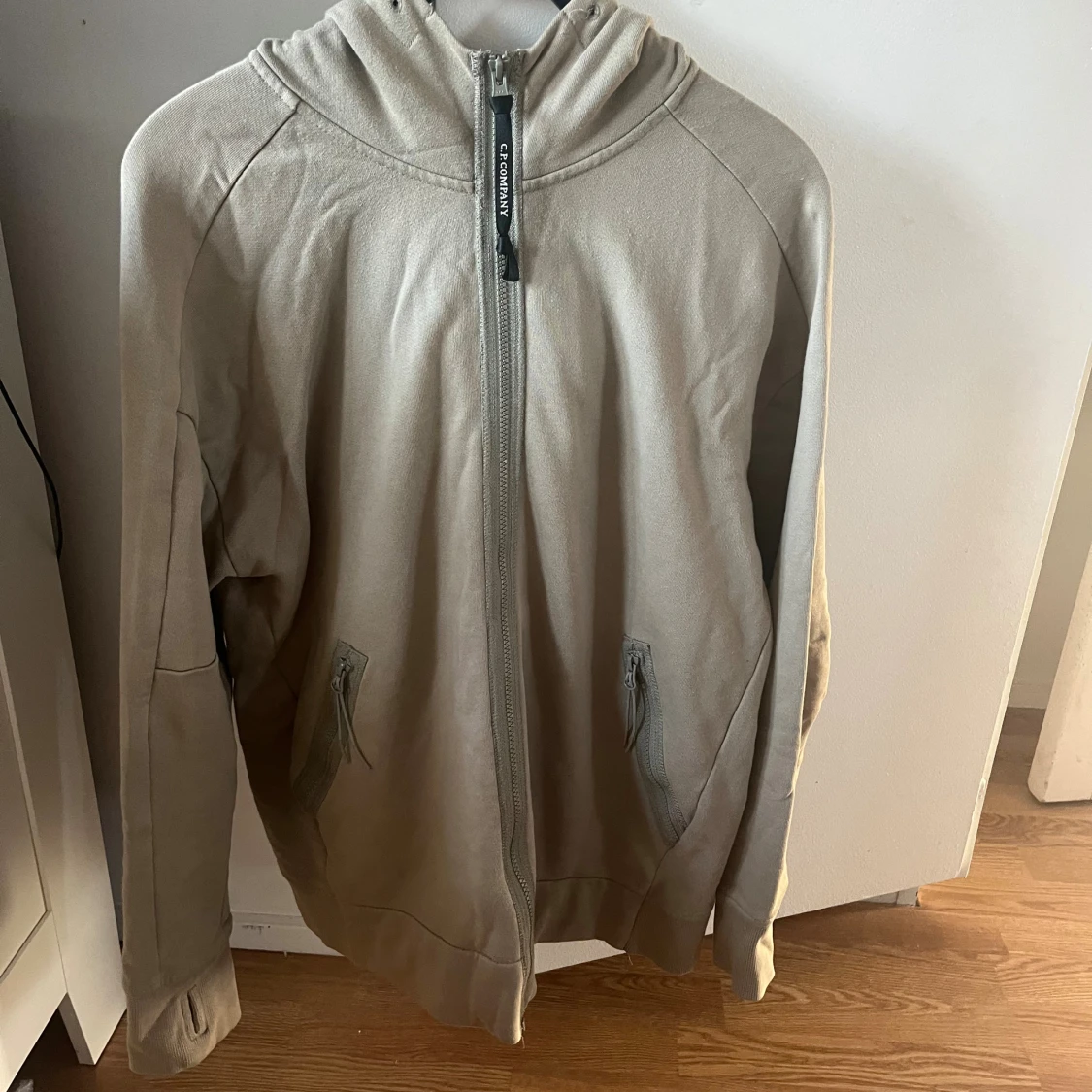 Beige hoodiejacka med goggles från C.P. Company