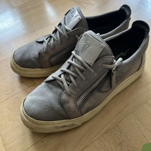 Giuseppe zanotti  - Tjena, säljer nu mina zanottis. Perfekta beaters eller fest skor, tvätt skulle behövas men är dock jävligt feta lite smutsiga.