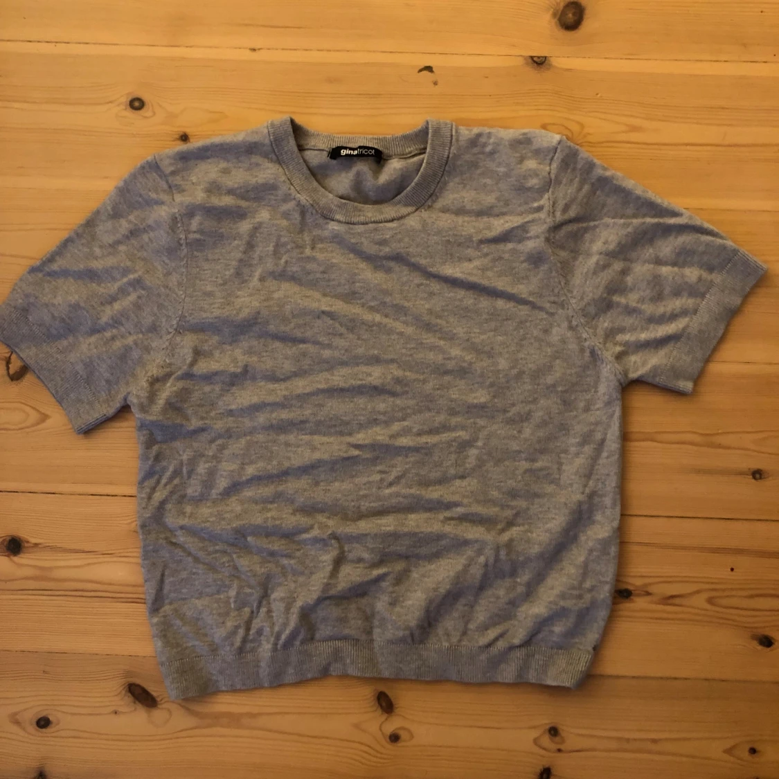 Grå stickad tröja från Gina Tricot