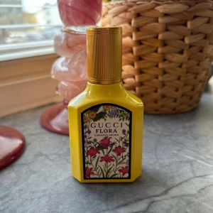 Gucci Flora Gorgeous Orchid parfym - Färgstark och trendig parfym från Gucci Flora-serien. Flaskan har en unik design med blommigt motiv som sticker ut i din samling. Perfekt för dig som vill ha något som syns och känns exklusivt. Passar dig som gillar att uttrycka din personlighet. 30 ml och endast använd enstaka ggr. 