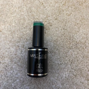 Grönt gellack - Gellack i Give a glam från missfancy❤️ Oanvänt!
