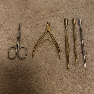 Nagelkit - Kit med nagelband saxar och nagelbandspushare❤️