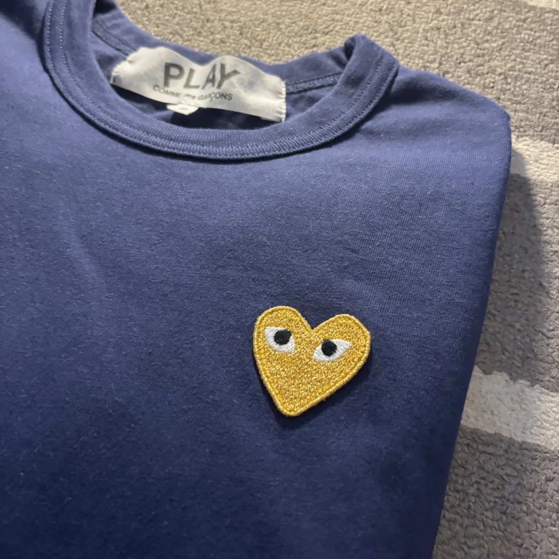 Comme des Garçons tshirt - navy/guld - 1