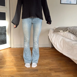 Ljusblå bootcut jeans  - Snygga ljusblå jeans från LMTD. Jättesköna och i stretchigt material💗
