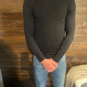 J.Lindeberg stickad tröja - Svart stickad tröja från J.Lindeberg storlek S