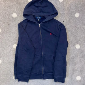 Polo Ralph lauren - Använder inte längre för den är för liten. Den sitter lite litet. Den har rynkor bara för att den har legat runt. Fixar det innan jag säljer.