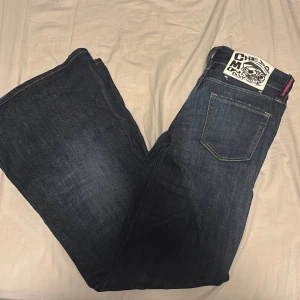 Utsvängda Jeans från Cheap Monday - Snygga mörkblå utsvängda Jeans från cheap monday, väldigt eftersökta, storlek 32/XXS men har töjt ut midjan lite för att de ska passa för de är kända för att vara för små, så om du har storlek 32/XXS så bör de passa nu💕😁 Kan sänka pris lite vid snabbaffär, skriv för mått om ni är osäkra. Som nya förresten, ingen prislapp bara.