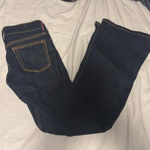 Utsvängda Jeans från Cheap Monday - Snygga Jeans från cheap monday, väldigt eftersökta, storlek w25/XS💕😁 Kan sänka pris lite vid snabbaffär, skriv för mått om ni är osäkra. Som nya btw