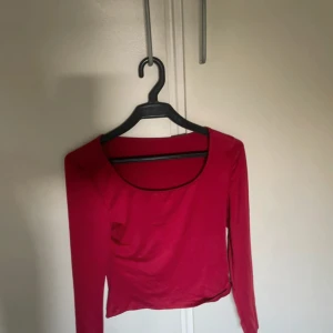 Röd tröja - Stilig i trendig färg, aldrig använd