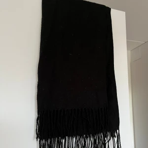 lager157 svart halsduk - Tunn men bred, har vikt den på mitten på bilden🖤