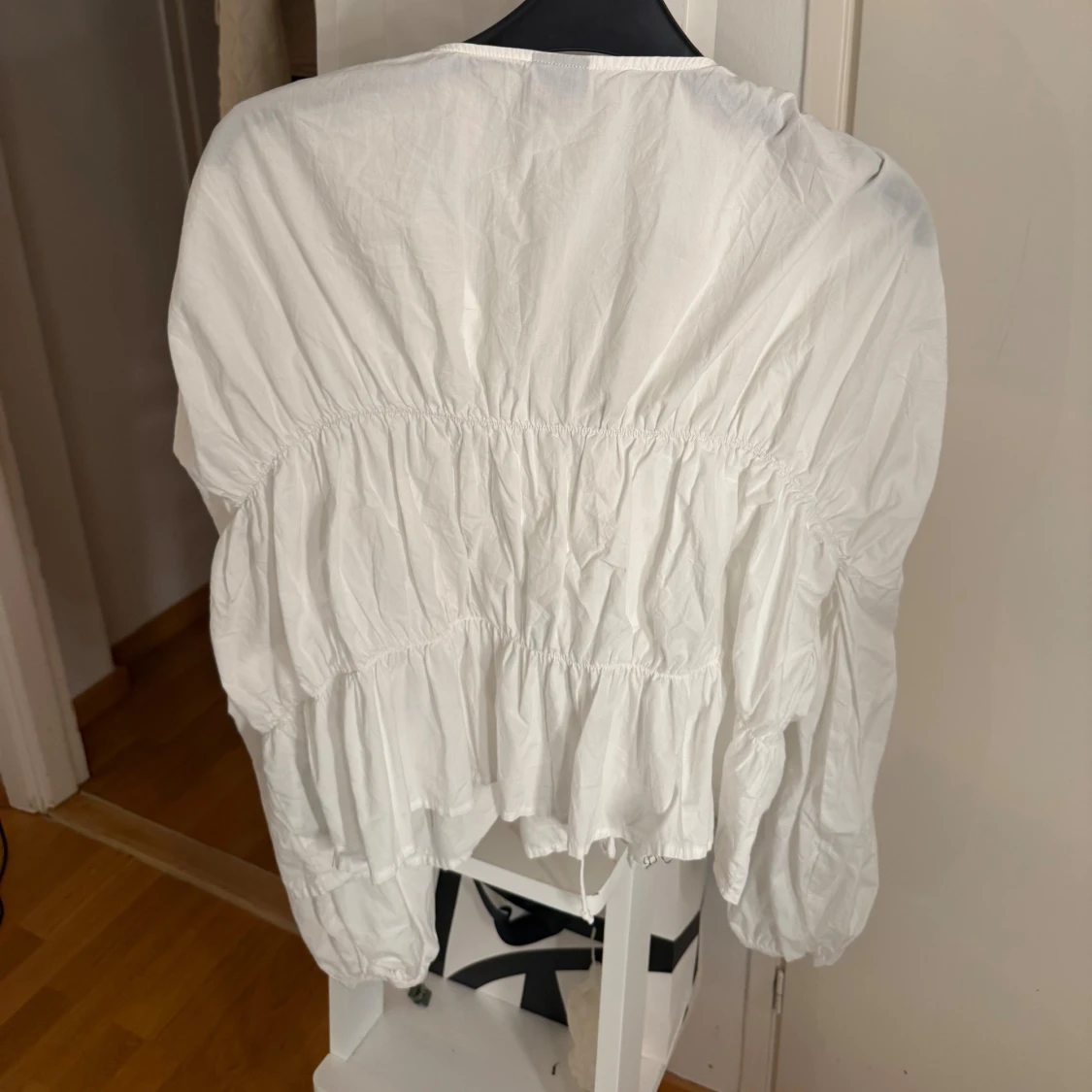 Vit blus med snörning från Gina Tricot - 1