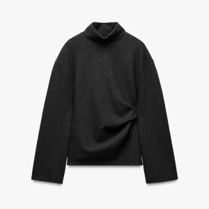 Mjuk topp med veck Zara - Snygg mörkgrå tröja med lång ärm och avslappnad passform. Tröjan har en klassisk hög krage som ger en stilren look. Perfekt för lager-på-lager under kyliga dagar.