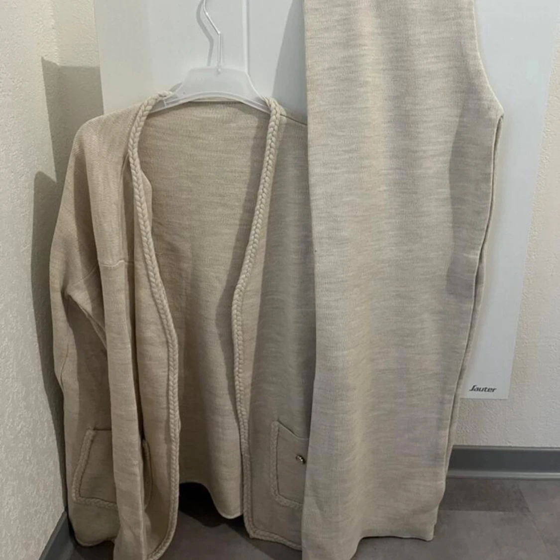 Beiga set med knyt och fickor - 3