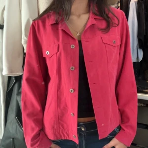 Röd jacka med knappar - Jätte fin röd/rosa jacka med knappar! Storlek M