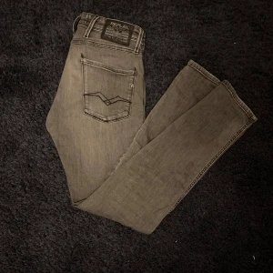 Replay grå jeans straight fit - TVÄR feta jeans från Replay i grått med ljusa o mörkare detaljer. Jeansen har normal passform, ganska straight och är av replays Hyperflex som gör de enormt mycket skönare. Storlek 30/32, passar mig perfekt som har gått från 180-183. Jeansen är i väldigt bra skick och är använda sparsamt. 