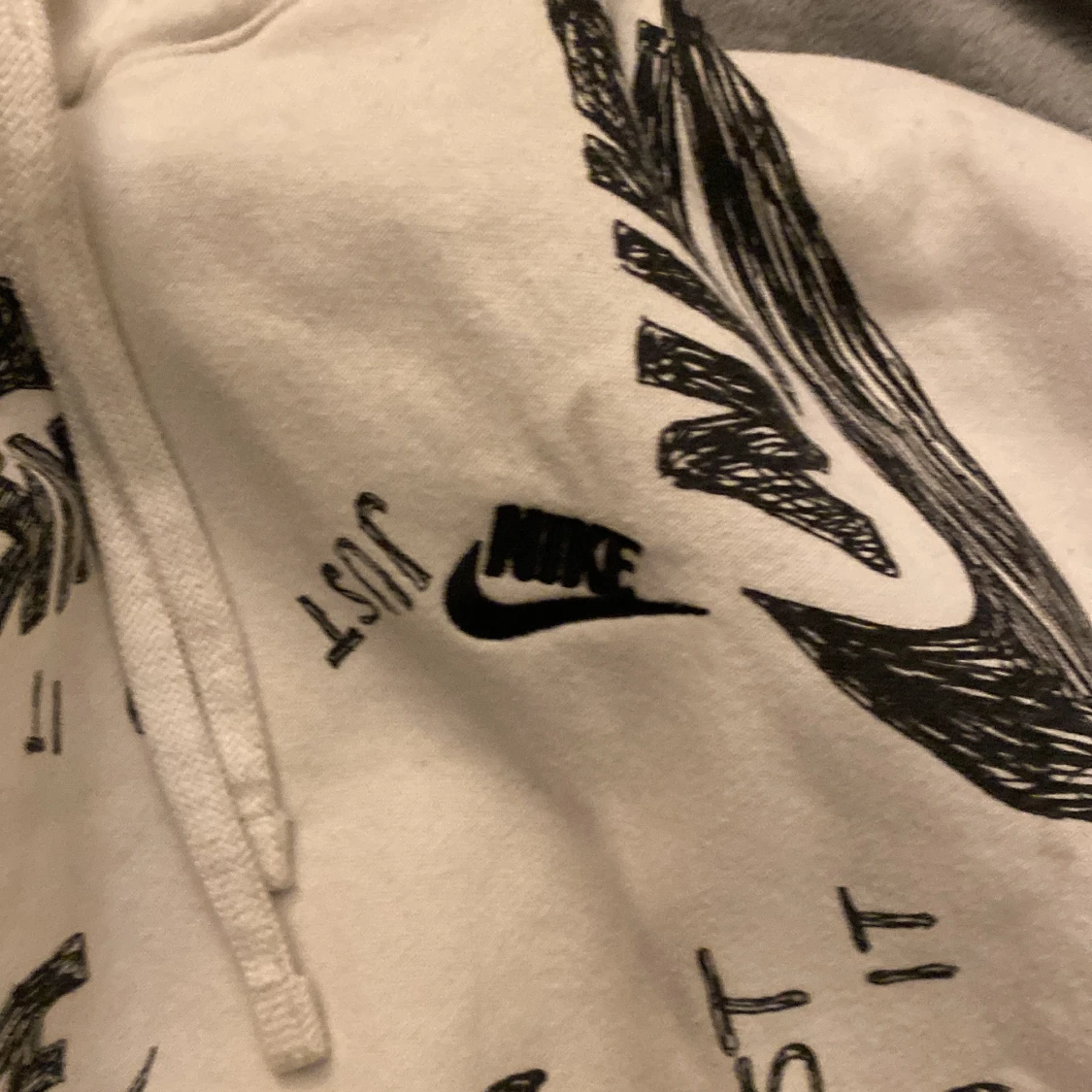 Nike hoodie med svart logga och print - 2