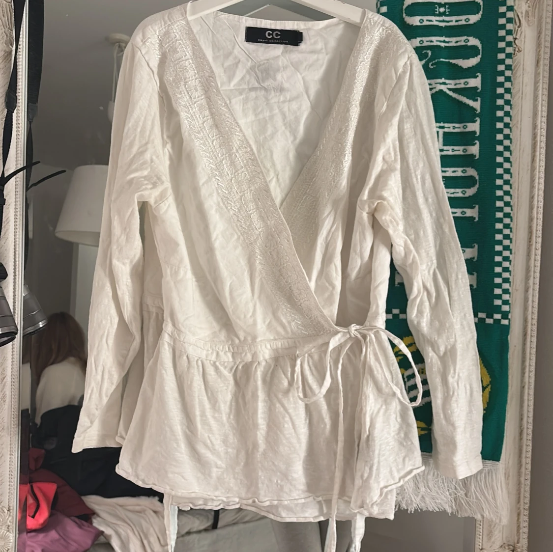 Vit omlottblus från Capri Collection