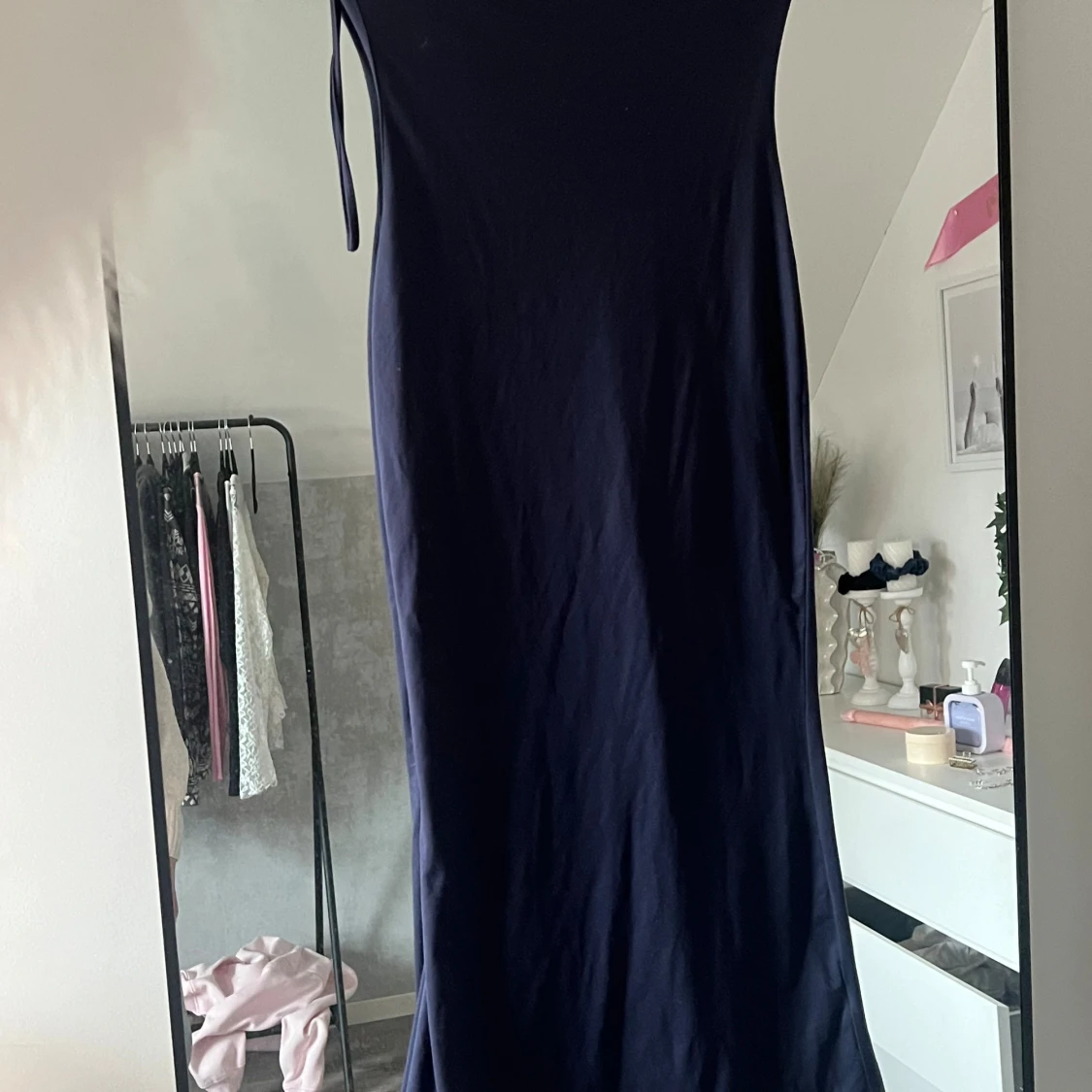 Marinblå långklänning med smala axelband