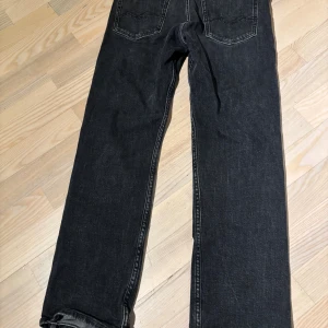 Replay svarta jeans straight fit - Svarta replays, säljer de för att de e för små.                    Storlek: 14 år                                                             Köpt från: kidsbrandstore