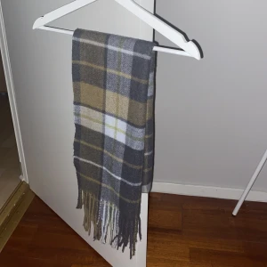 Rutig halsduk från Dressmann - Säljer en schysst olivgrön kamouflage halsduk från Dressmann i NO size storlek, skicket är 8/10 samt mycket väl-sparsamt använd. Hojta till vid övriga funderingar samt priset kan diskuteras 👍