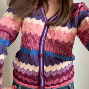 Stickad kofta i fint mönster! - Fint skick!