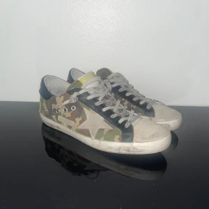 Golden Goose skor  - Säljer nu dessa Golden Goose | Storlek 41 men passar även mindre och större | Inget medföljer därav det billigare priset | Skick 9/10 nästan nyskick | Pris inte hugget i sten | Skriv vid funderingar // Mvh 