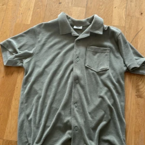 Grå frottéskjorta från Kappahl - Den passar bra om man är runt 170 .