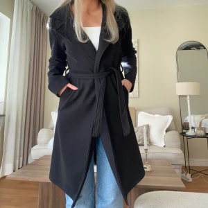 Höstkappa  - Superfin höstkappa med bälte💗Nopprat sig lite men det går säkert bort med en rakhyvel eller en noppmaskin!