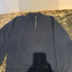 Blå halfsip tjock tröja   - Har lite bleknings prickar på högra sidan på bröstet men annars i bra skick 