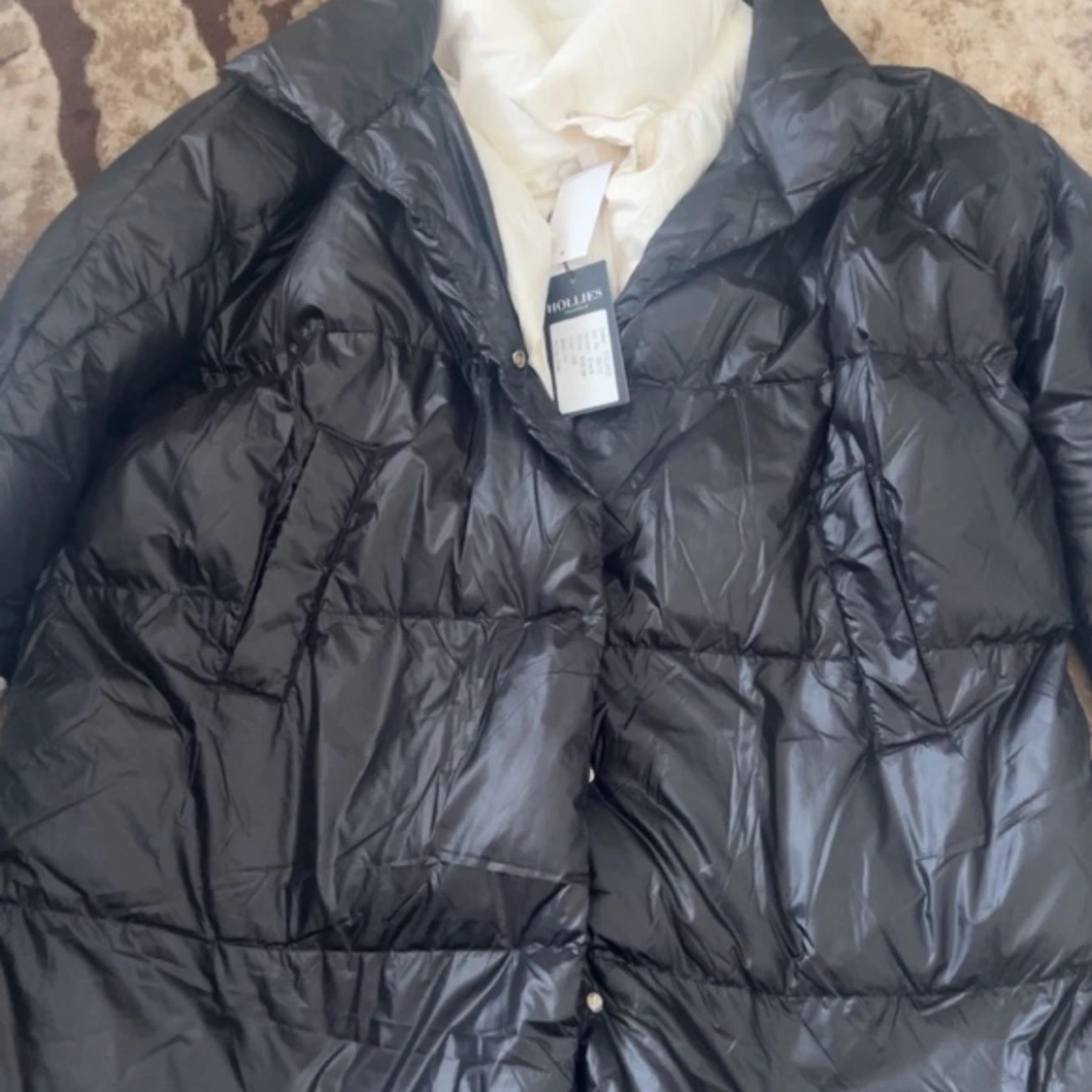 Svart lång dunjacka från Hollies