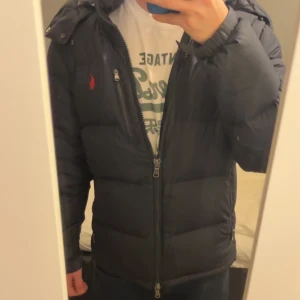Ralph lauren jacka  - Vinterjacka - Ralph Lauren - Storlek: Small - Mycket bra skick, inga tecken på användning - Nypris: 5999kr - Mitt pris: 3999kr - hör av dig vid funderingar 💫