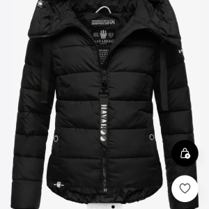Svart pufferjacka från Navahoo - Svart pufferjacka från Navahoo med huva. Stl 38/M egna bilder kan tas bra skick nypris 1230kr