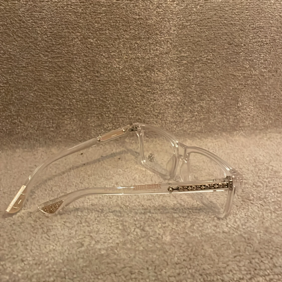 Transparenta glasögon med gulddetaljer - 2