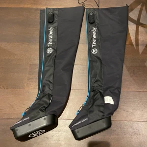 RecoveryAir JetBoots - Therabody RecoveryAir JetBoots för benmassage och återhämtning. Båda stövlarna och laddare ingår. Inköpta för ca 6 månader sen men sparsamt använda så väldigt gott skick. Perfekt för idrottare eller dig som vill förbättra blodcirkulationen och minska muskeltrötthet. Nypris 9499kr + 1500kr för laddare   Säljer allt för 6999kr 