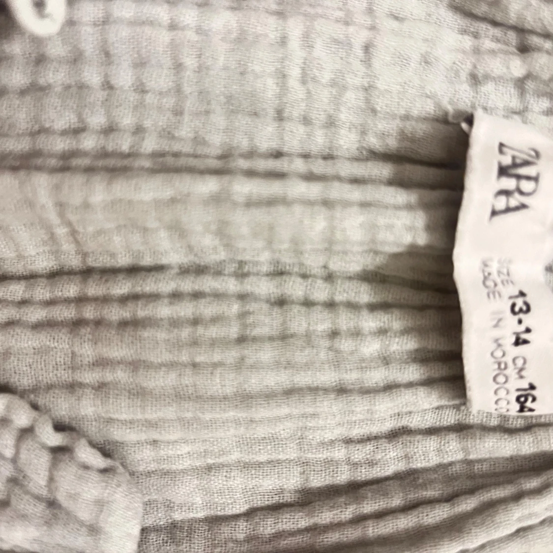 Ljusgrå blus med spets från Zara - 1