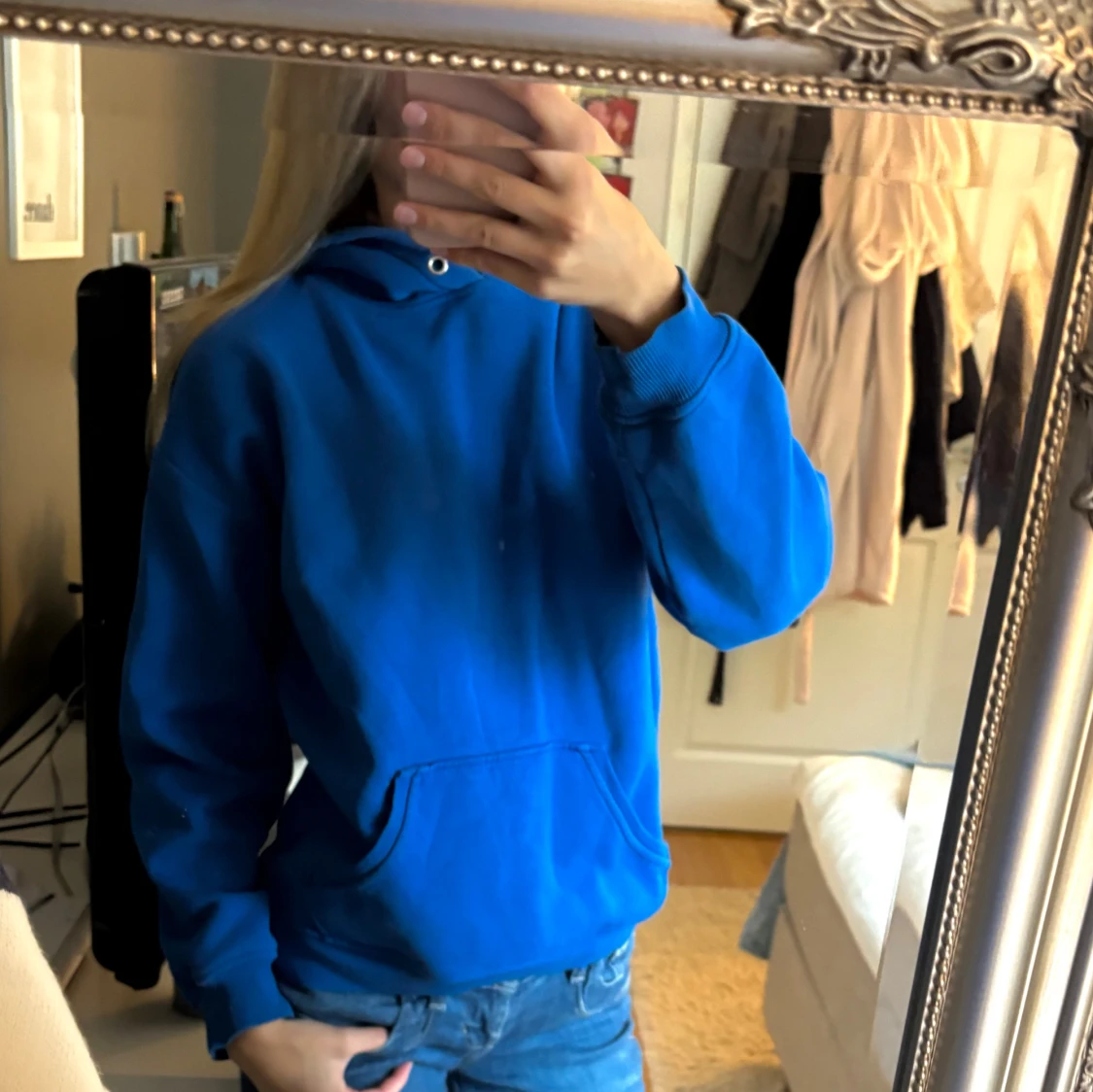Blå hoodie