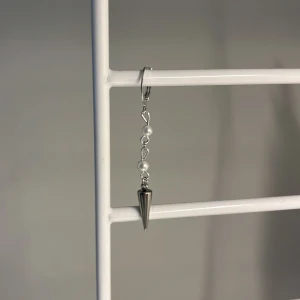 Silver örhängen -  Ett silver örhänge med pärlor och spikes i rostfritt stål och handgjort 