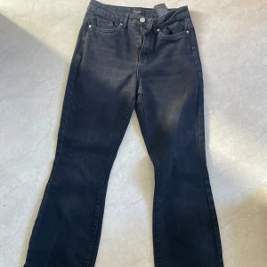 Svarta bootcut jeans från Vero Moda - Snygga svarta jeans från Vero Moda i modell bootcut med slits nertill på benen<3<3 Använd några enstaka gånger.