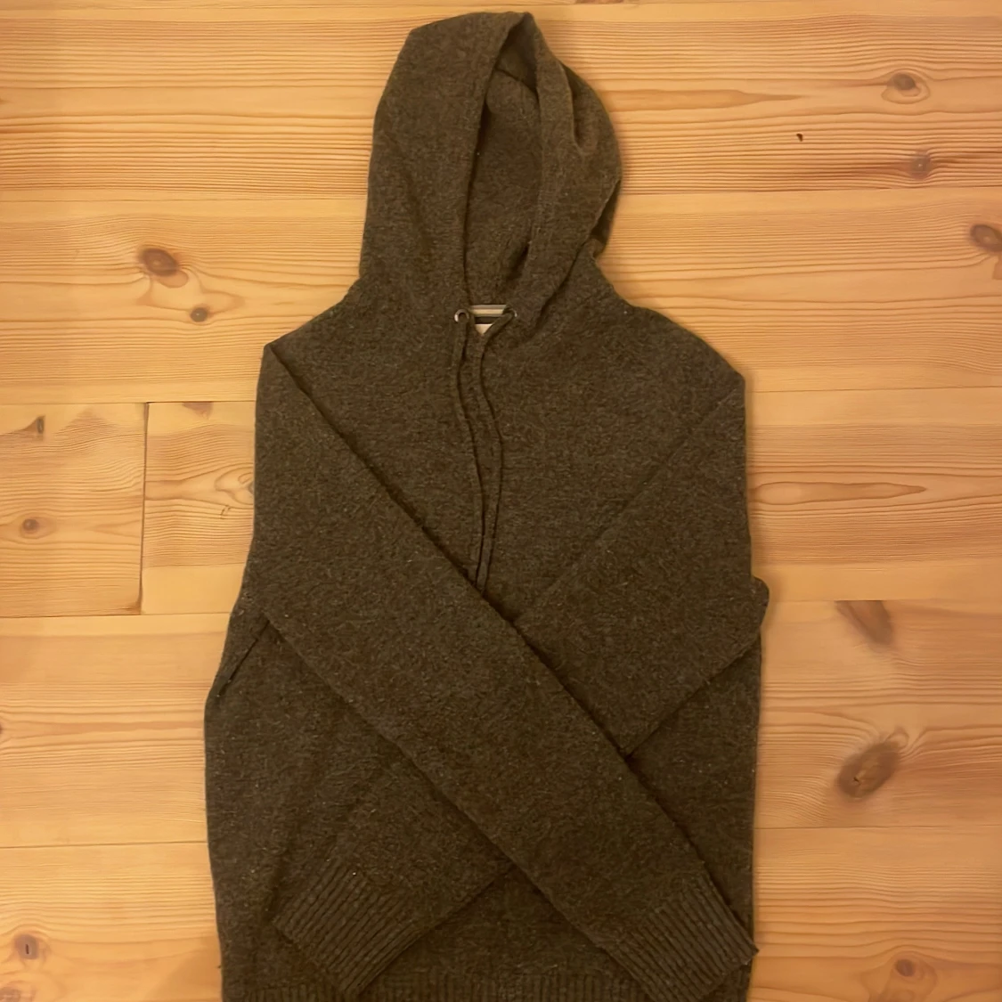 Mörkgrå stickad hoodie med huva - 1