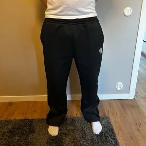 Suvene byxor  - Svarta mjukisbyxor från Suvene, knappt använd. Väldigt bra skick, pris går att diskutera vid snabb affär👍