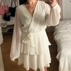 Gina Tricot Lucy Frill Dress - Säljer en vit Lucy Frill klänning från Gina Tricot, har använts ett fåtal gånger och är i bra skick, passar som S-M. köpt för 599 men säljer för 350💕