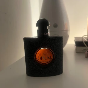 YSL Black Opium EdP 50ml - Black Opium från YSL är en ikonisk parfym i snygg design. Flaskan innehåller 50 ml Eau de Parfum. Perfekt för dig som vill sticka ut och addera en lyxig touch till din stil.