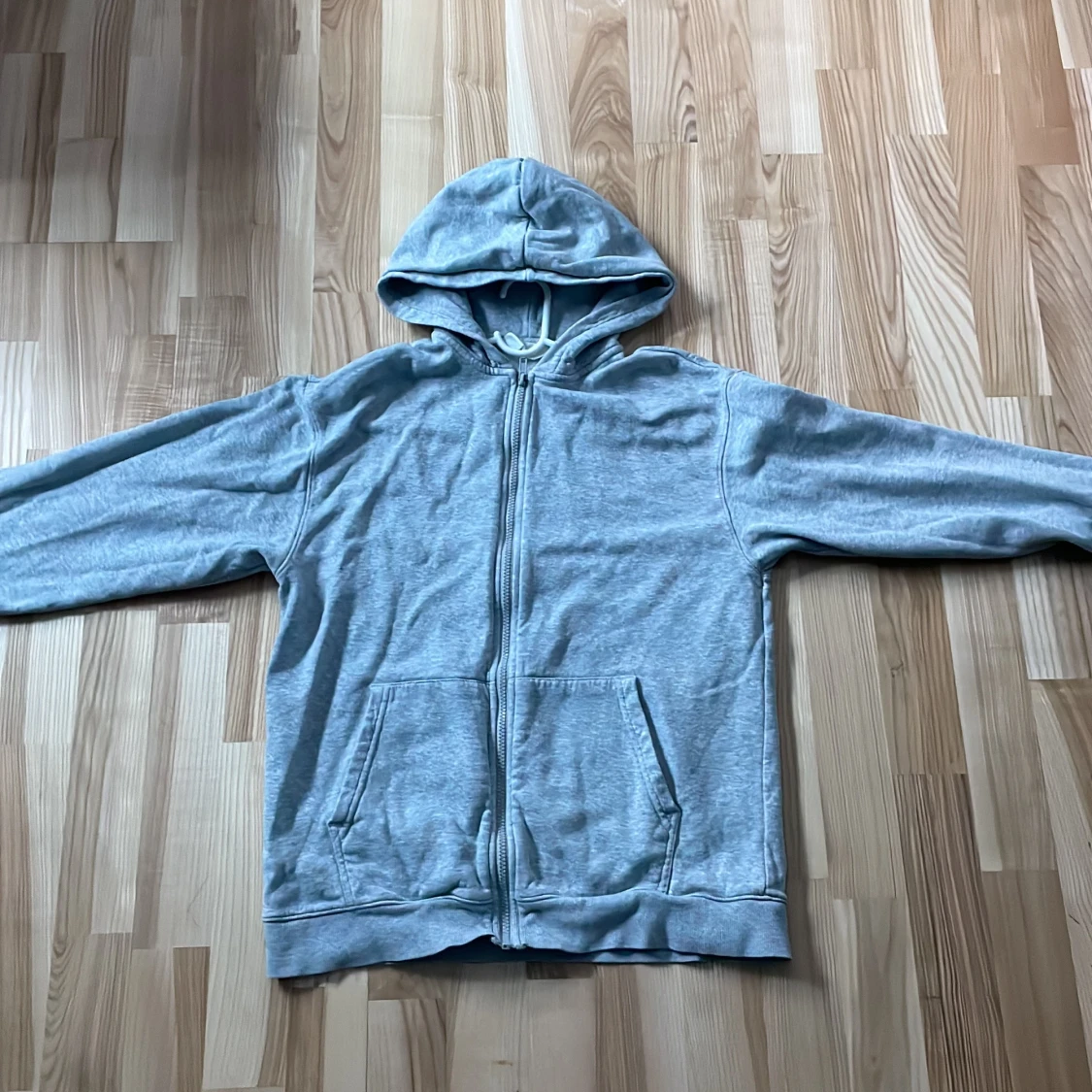 Grå hoodie med dragkedja från H&M